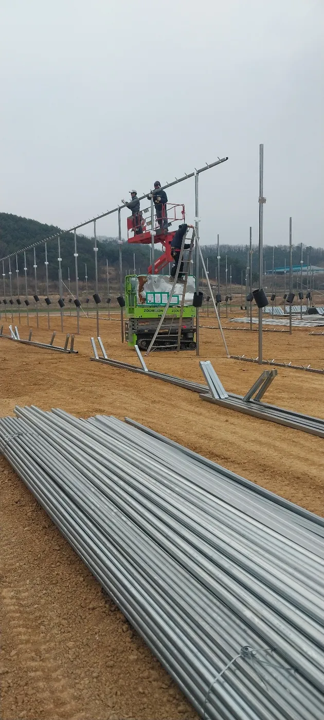 대구 고소작업대 작업 모습 | 스마일테크 대구 고소작업대 임대 안내 이미지 - 작업자가 철골 자재 위에서 운용하는 고소작업대