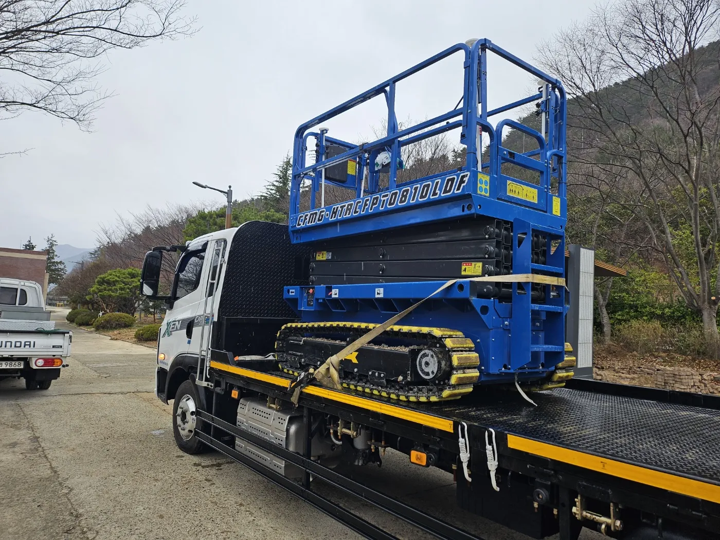 함안 산업현장 배차용 화물차에 적재된 청색 고소작업대