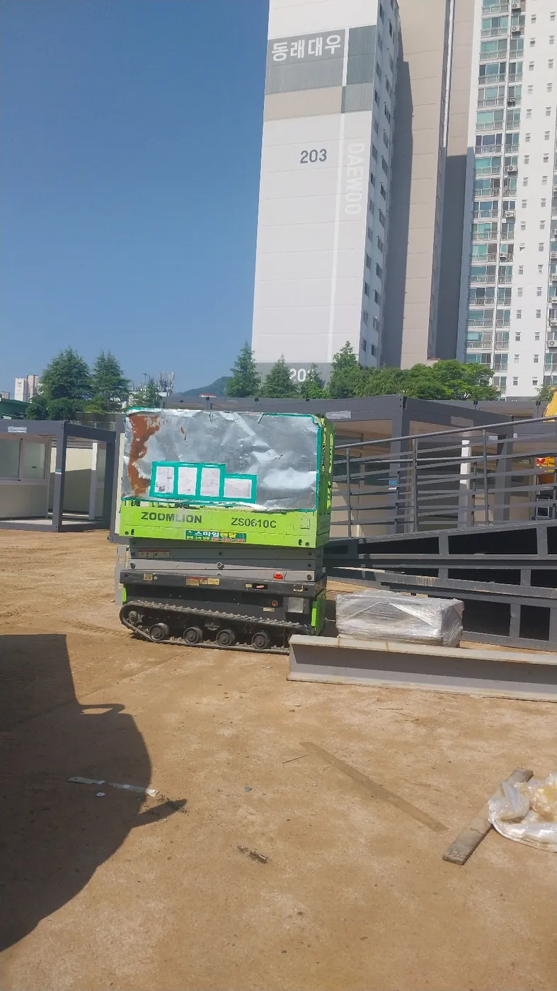 함안 화물차에 적재된 녹색 고소작업대
