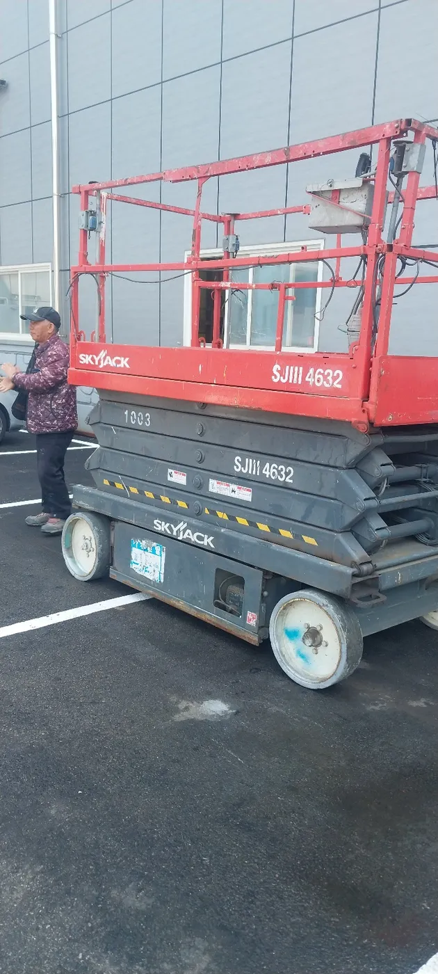 창녕 적색 고소작업대의 작업대와 리프트 구조
