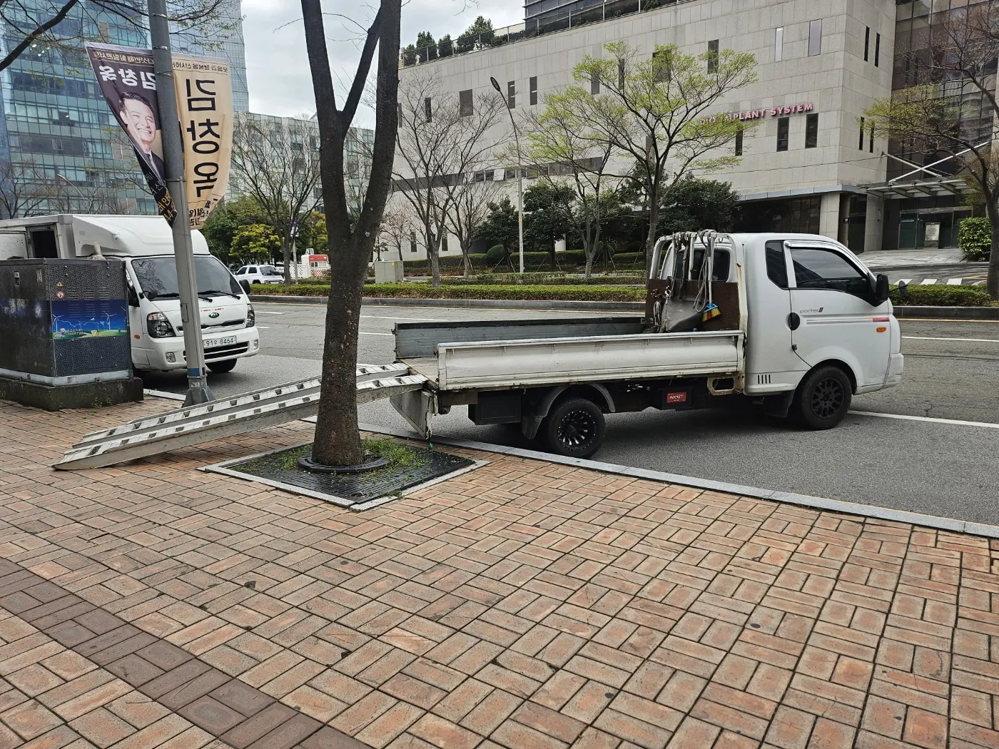 직진식 붐리프트 - 공사현장 고소작업 | 스마일테크 직진식 붐리프트 공사현장 고소작업 참고용 실사진