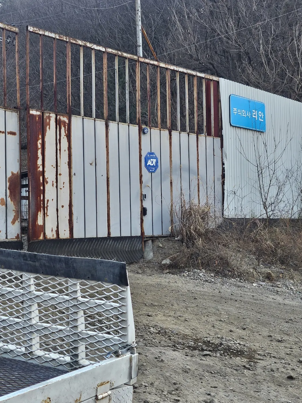 차량탑재형 고소작업대 - 실내 고소작업 | 스마일테크 차량탑재형 고소작업대 실내 고소작업 참고용 실사진