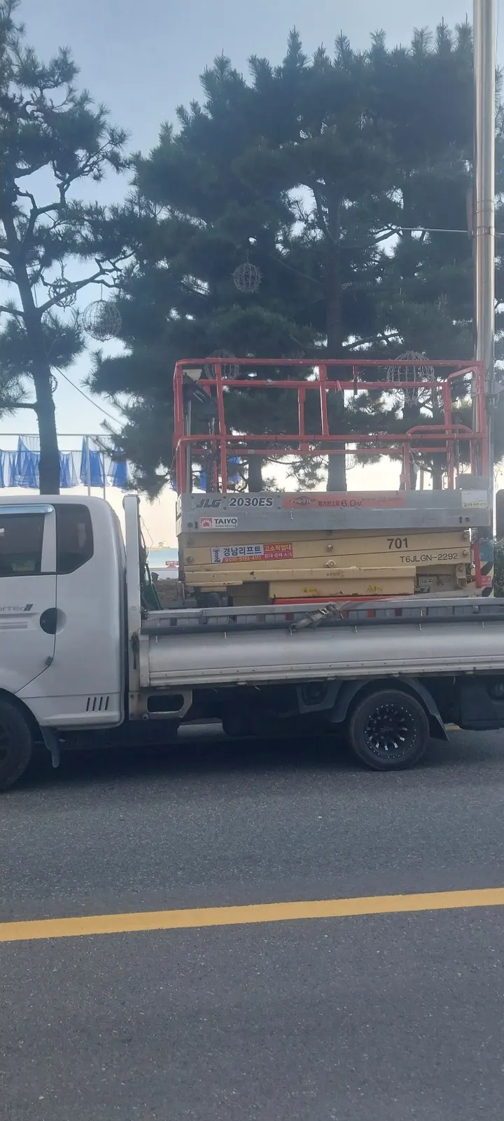 고소작업대 작업현장 실외 고소작업 참고용 실사진 - 시저리프트