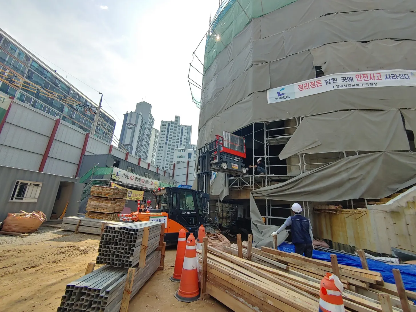 스마일테크 고소작업대 고소작업대 유지보수 참고용 실사진 - 시저리프트