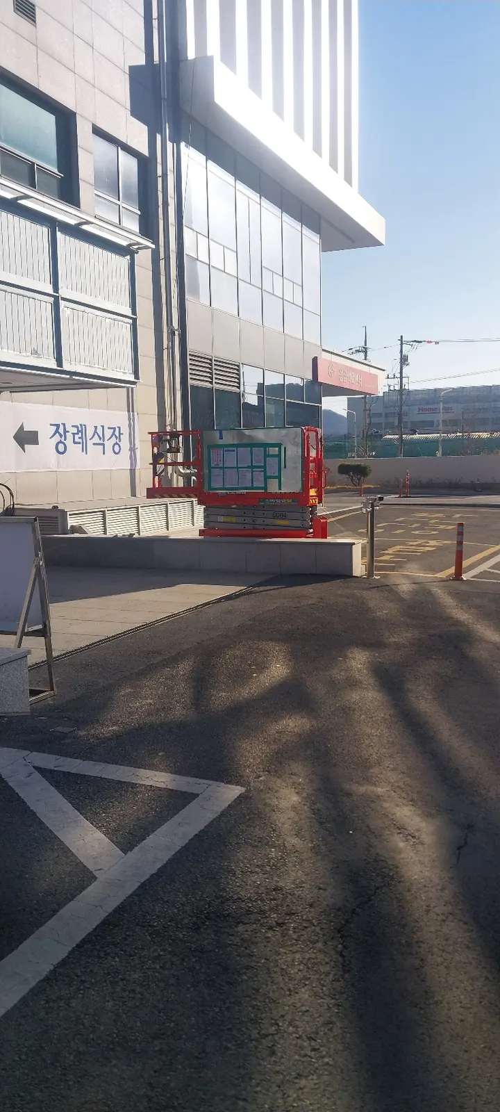 함안고소작업대 렌탈 투입 대기 장비 참고용 실사진 - 시저리프트