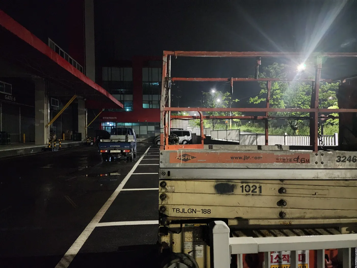 고소작업대 임대 자주 묻는 질문 고소작업대 현장 지원 참고용 실사진 - 시저리프트